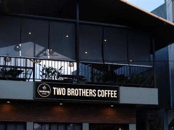 Outlet Two Brothers Coffee dengan papan nama Tentang Kopi